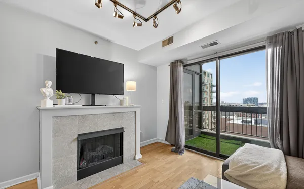 $4,200 | 1212 North Wells Street, Unit 1205, Chicago, IL 60610