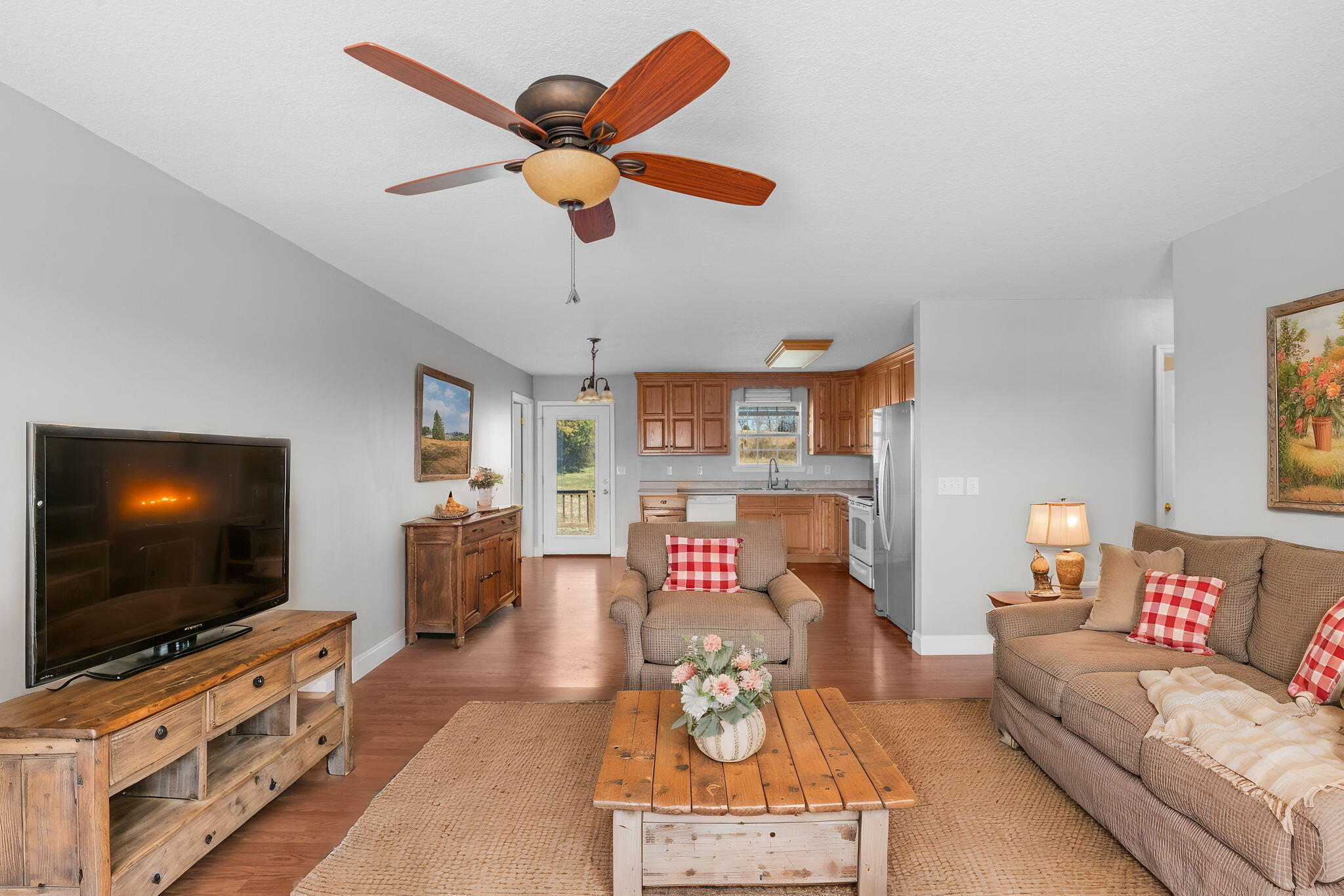 167 McClellan Road Madisonville, TN 37354 - Photo 4 of 40 10-web-or-mls-HOP07218 - Living Room - F