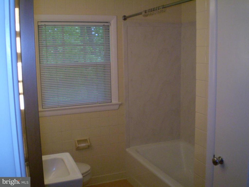 835 Hillaire Road Lancaster, PA 17601 - Photo 9 of 19 Gallery Image 9