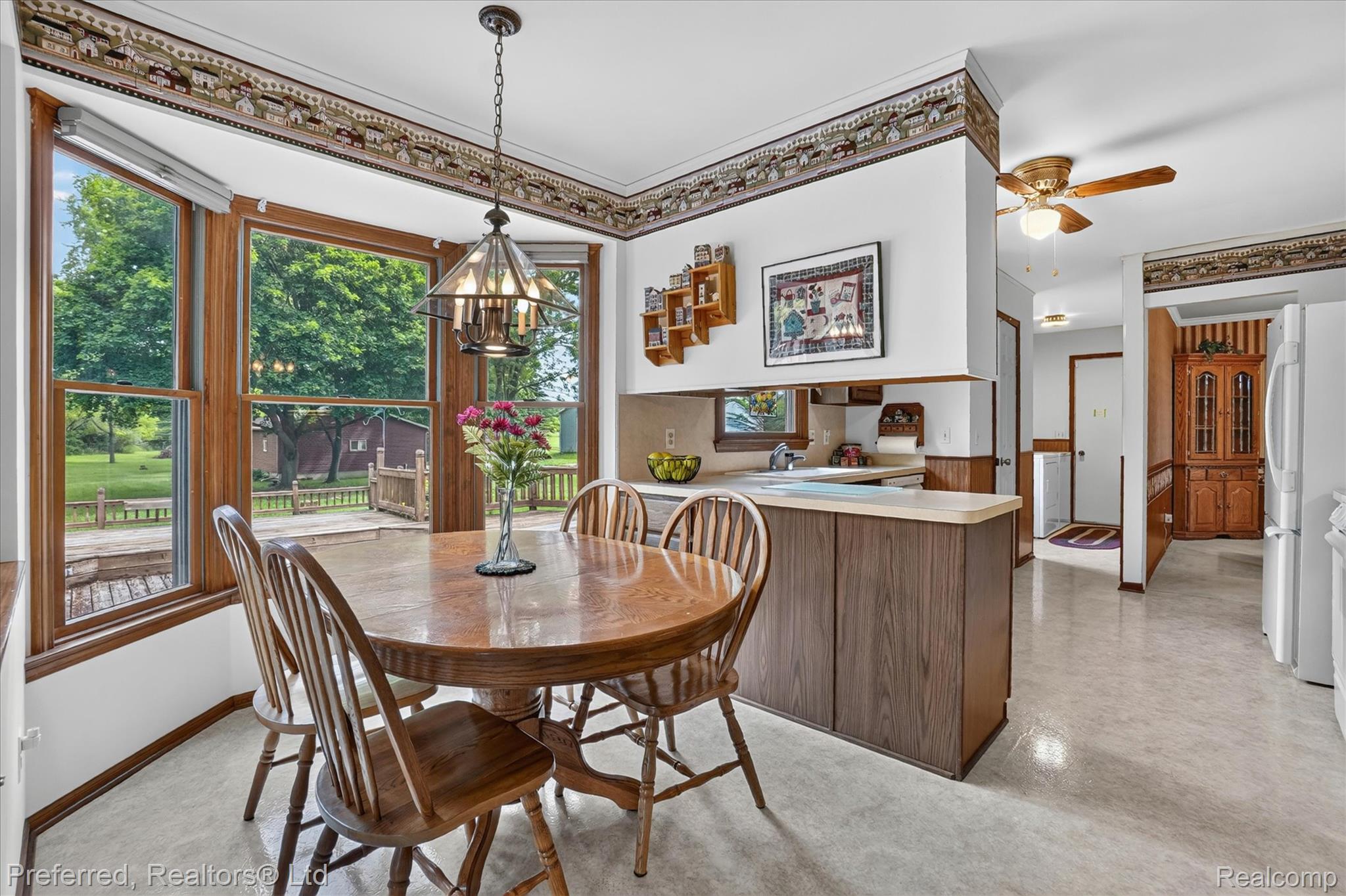 9065 East Richfield Road Davison, MI 48423 - Photo 17 of 75 Bay window dining area