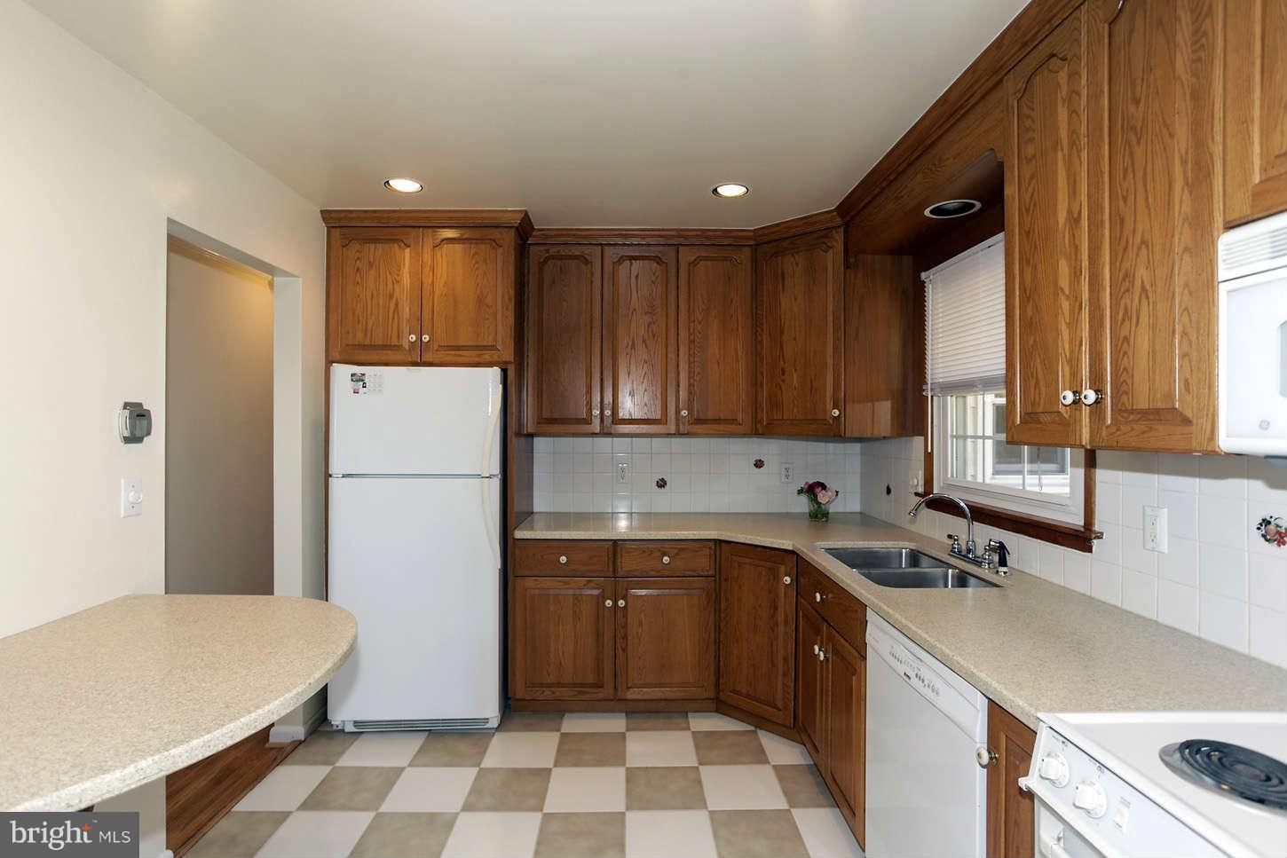 28408 Clarksburg Road Damascus, MD 20872 - Photo 8 of 29 Kitchen
