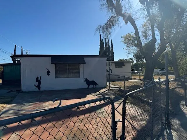 a view of a house with backyard and sitting area
