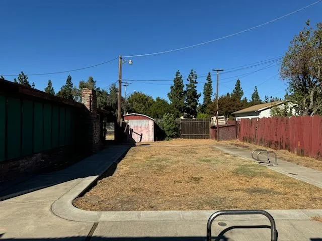 a view of a backyard