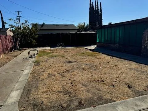 a view of a backyard