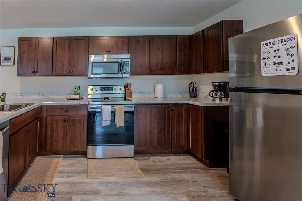 301 Spring Street Gardiner, MT 59030 - Photo 8 of 44 Full, Well-Equipped Kitchen