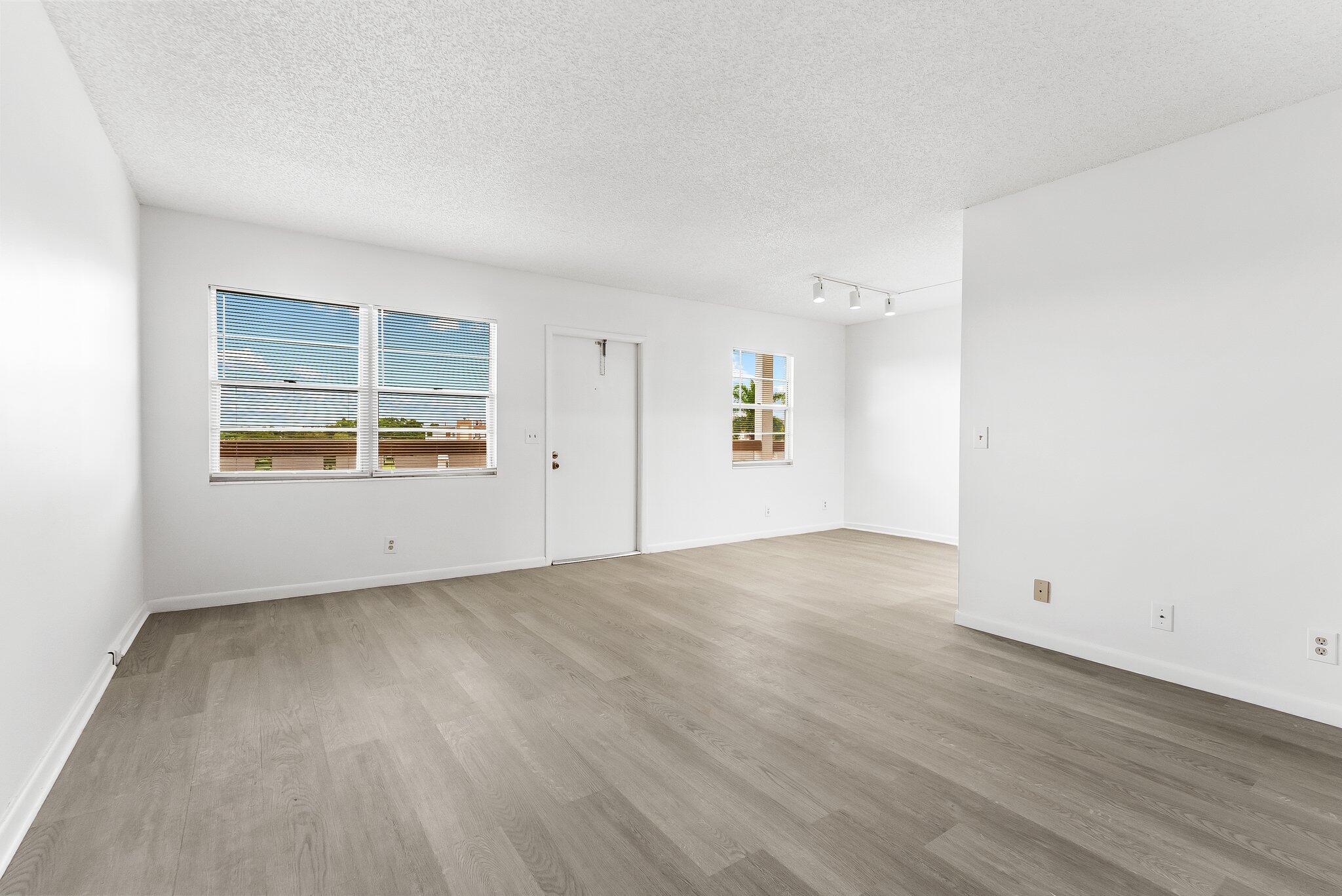 4006 Cornwall A Boca Raton, FL 33434 - Photo 8 of 27 Living/Dining