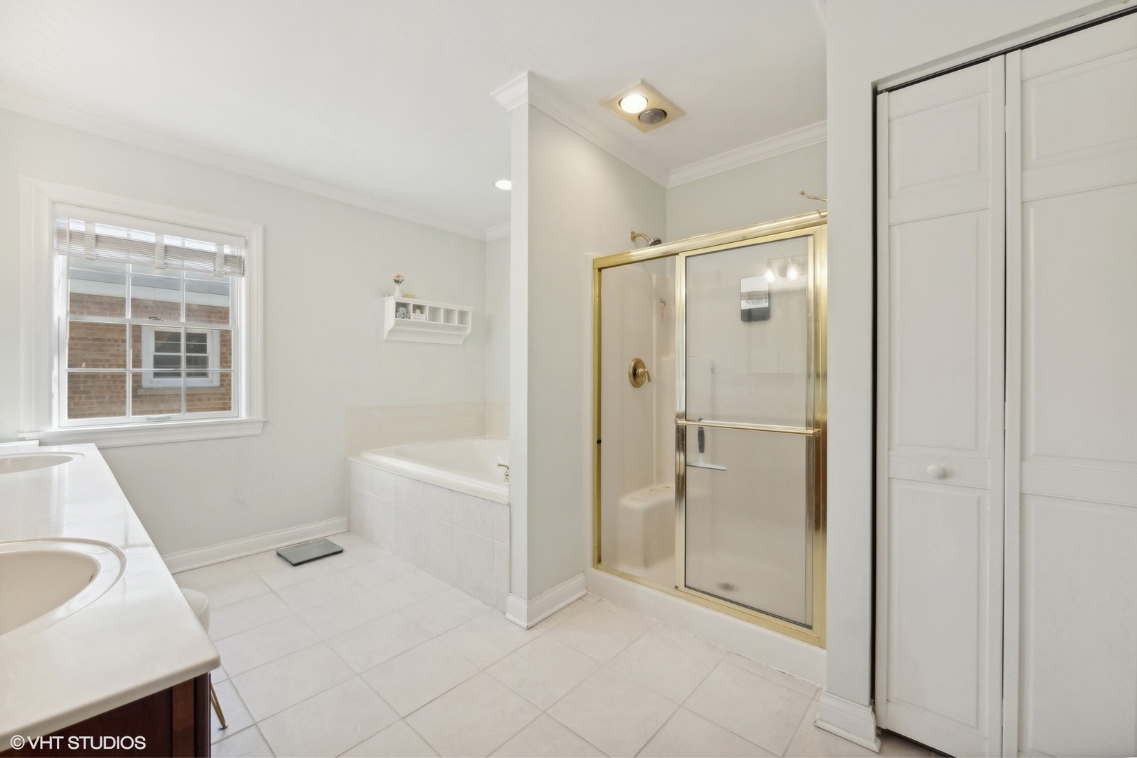920 Sunset Road Wheaton, IL 60189 - Photo 14 of 27 a bathroom with a sink a toilet and shower