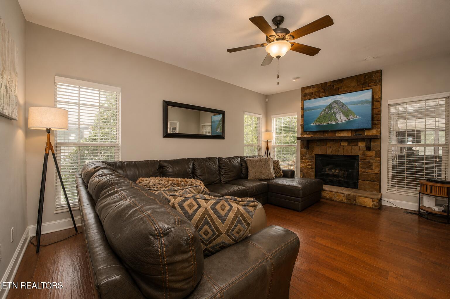 7228 Autumn View Lane Powell, TN 37849 - Photo 5 of 9 Living Room