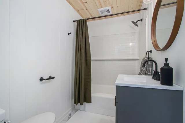 $199,900 | 7611 Kingston Drive, Portage, MI 49002