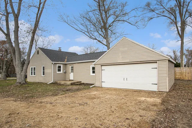 $199,900 | 7611 Kingston Drive, Portage, MI 49002