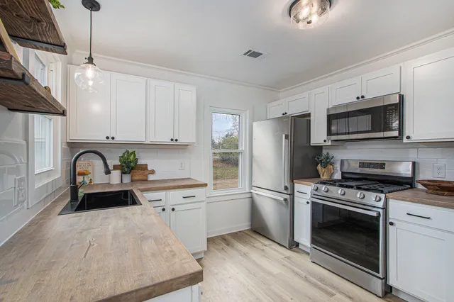 $199,900 | 7611 Kingston Drive, Portage, MI 49002