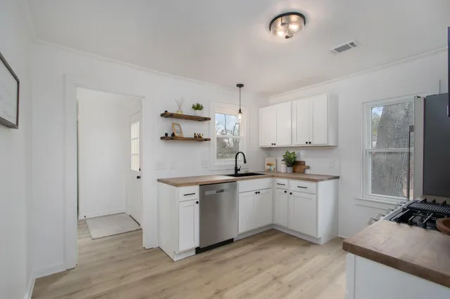 $199,900 | 7611 Kingston Drive, Portage, MI 49002