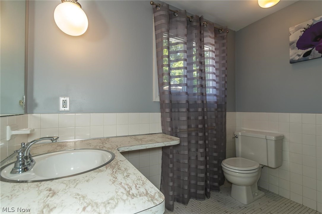 5590 Ridgebury Boulevard Lyndhurst, OH 44124 - Photo 17 of 25 Master bath.