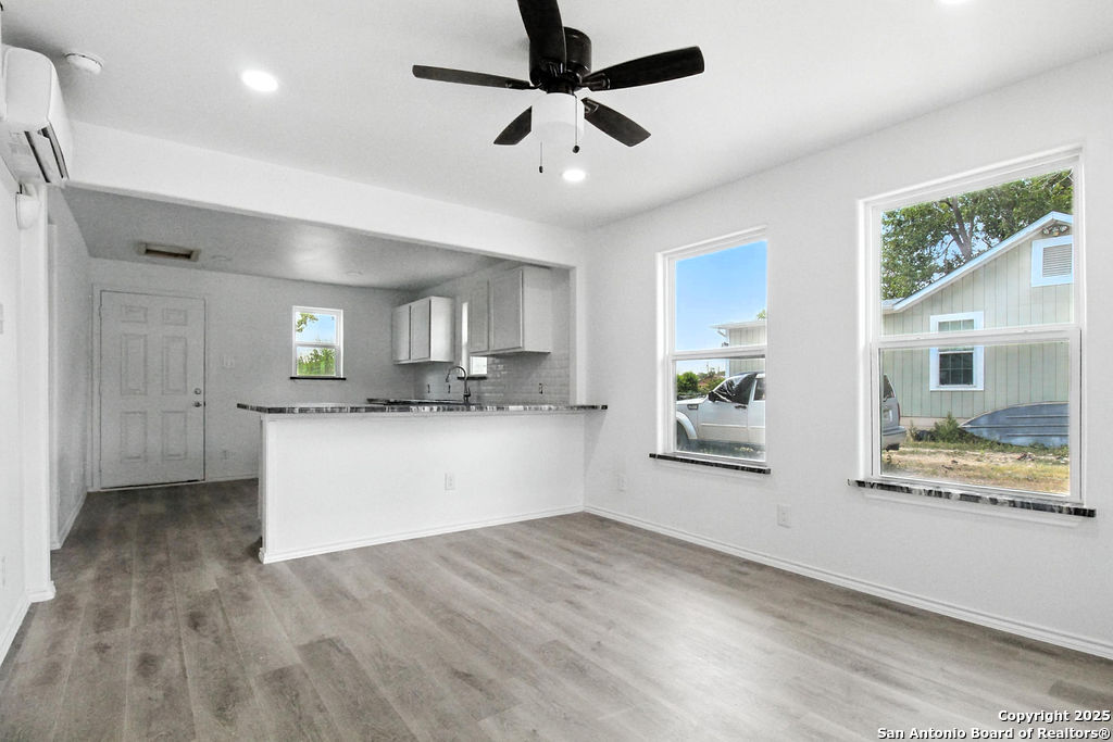 725 East Pine Street Seguin, TX 78155 - Photo 3 of 21