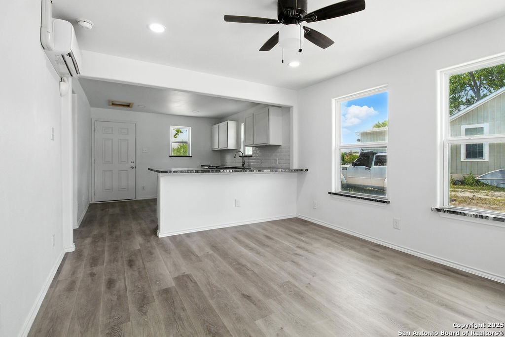 725 East Pine Street Seguin, TX 78155 - Photo 10 of 21