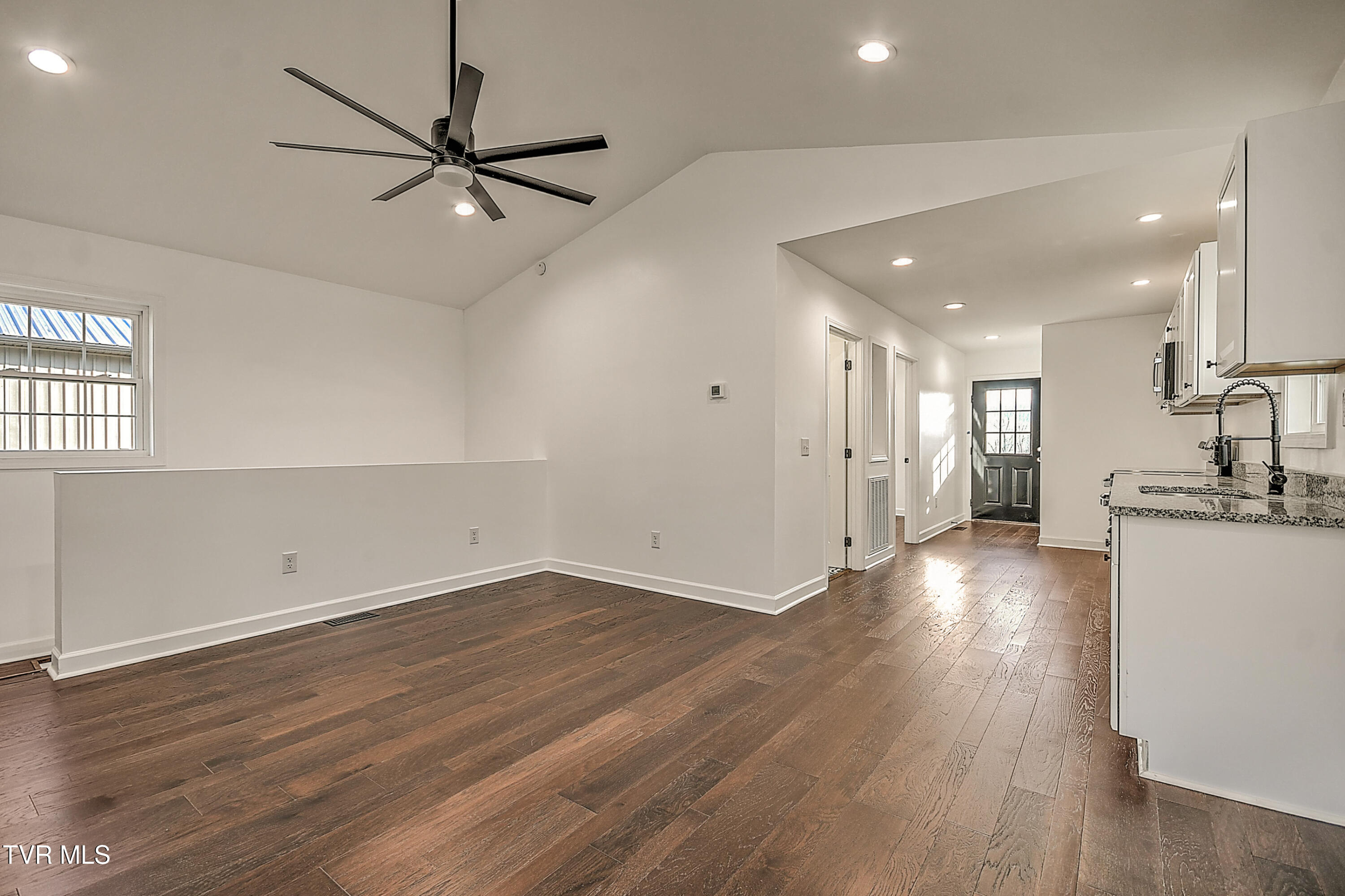 143 Daniel Lane Elizabethton, TN 37643 - Photo 6 of 41 143 Daniels Ln MB-8