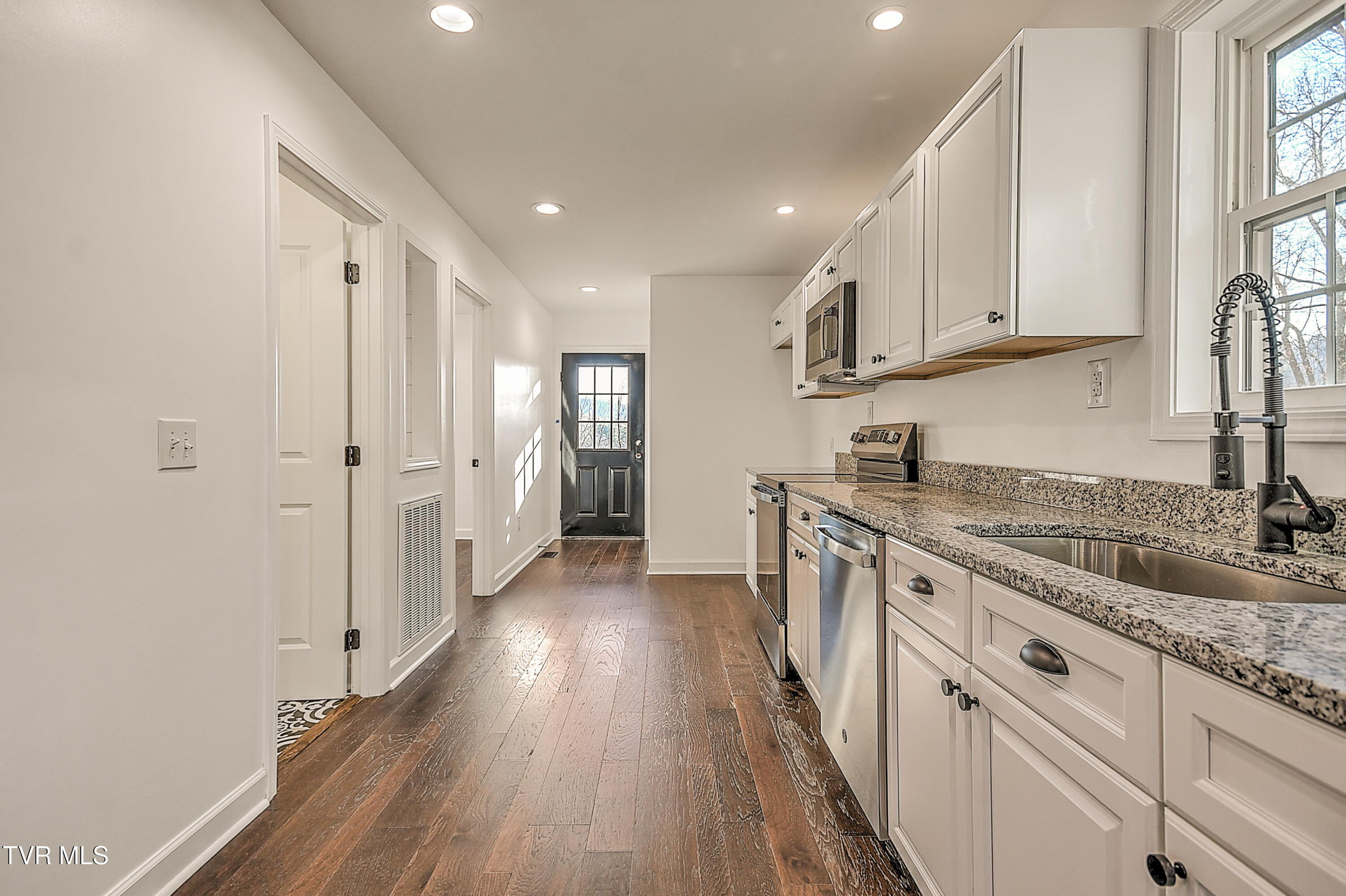 143 Daniel Lane Elizabethton, TN 37643 - Photo 8 of 41 143 Daniels Ln MB-10