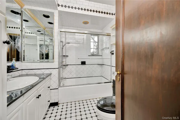 $1,399,888 | 164-04 33rd Avenue | Murray Hill - Flushing