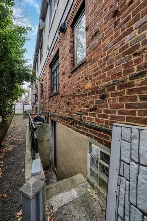 $1,399,888 | 164-04 33rd Avenue | Murray Hill - Flushing