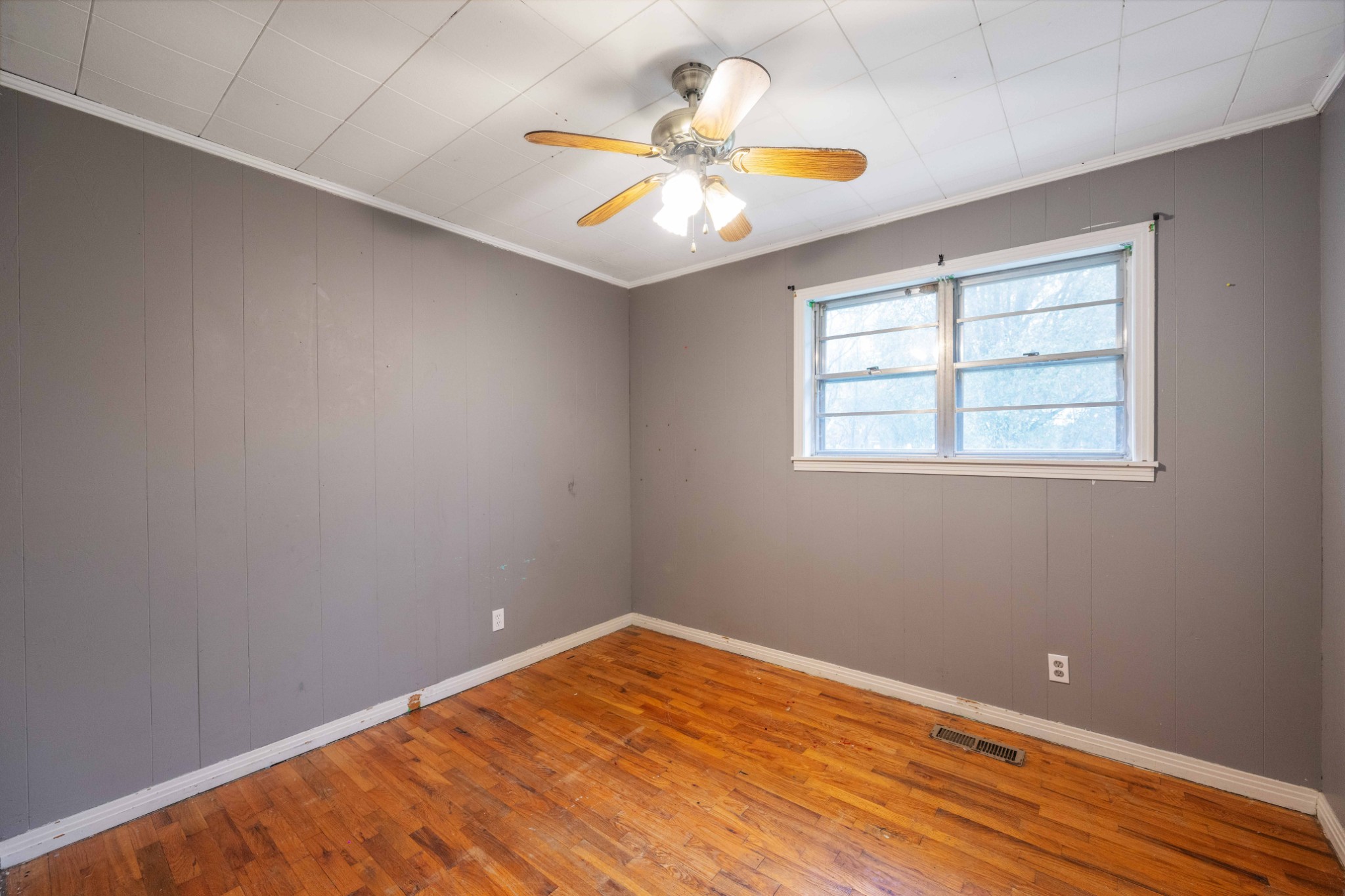 112 Brookside Drive Linden, TN 37096 - Photo 6 of 17 an empty room with a window and a ceiling fan