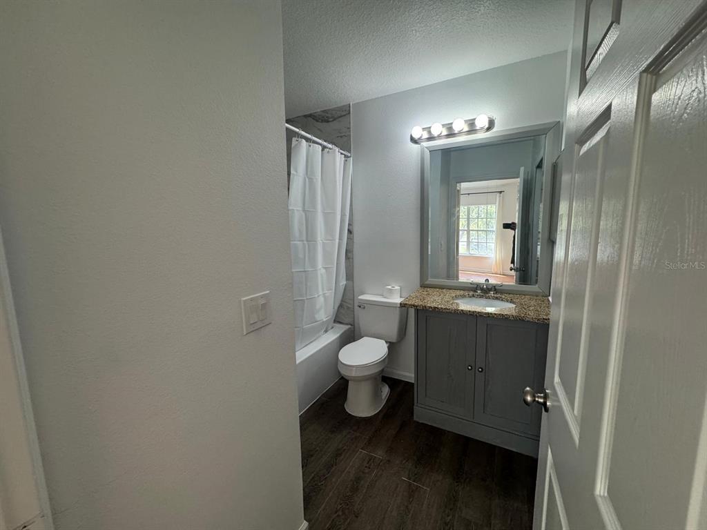 4320 South Kirkman Road, Unit 1508 Orlando, FL 32811 - Photo 20 of 25 a bathroom with a toilet a sink and mirror