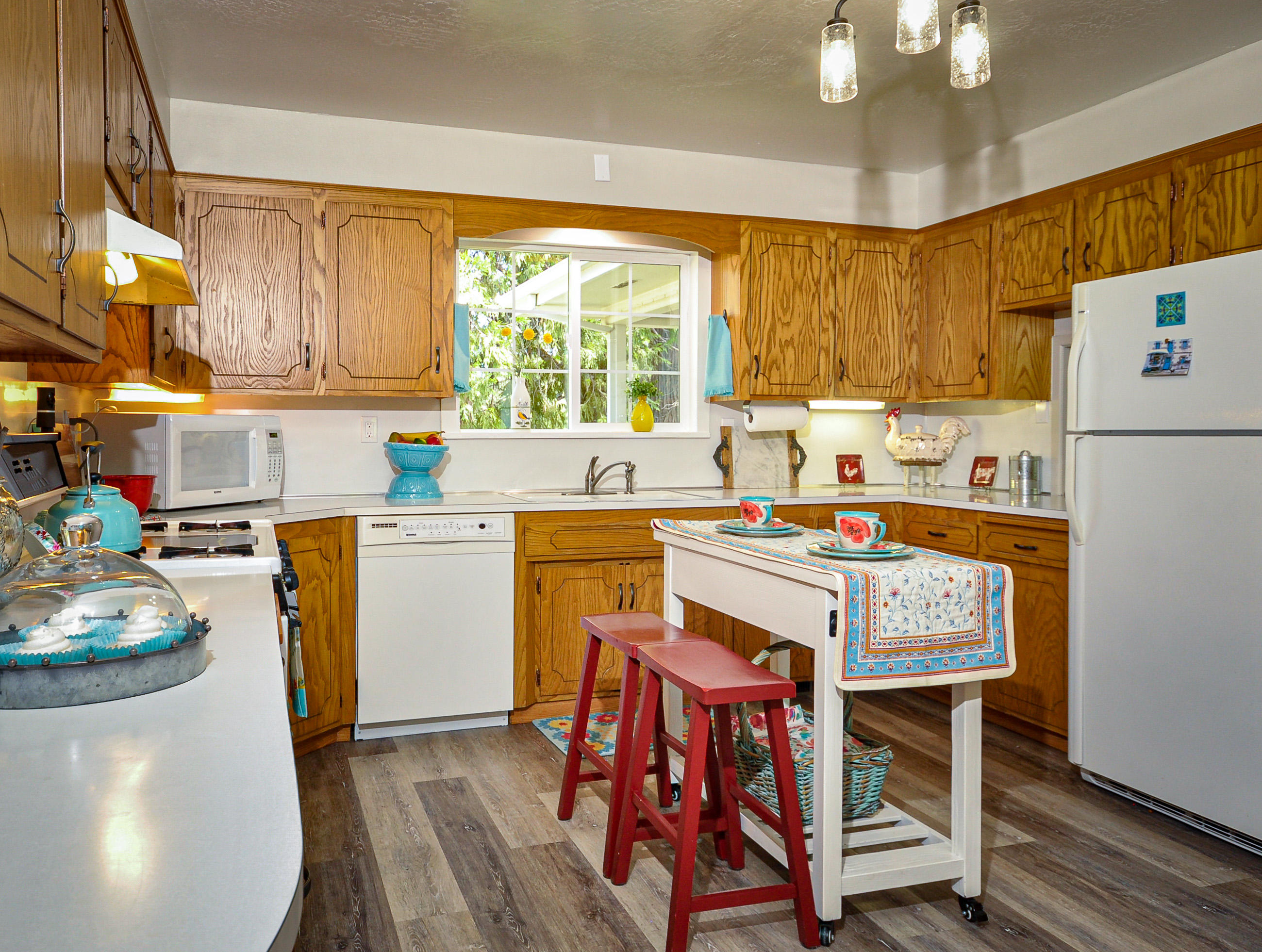 401 West Intervale Road Grants Pass, OR 97527 - Photo 26 of 51 Nice space for visiting and eating in the kitchen.