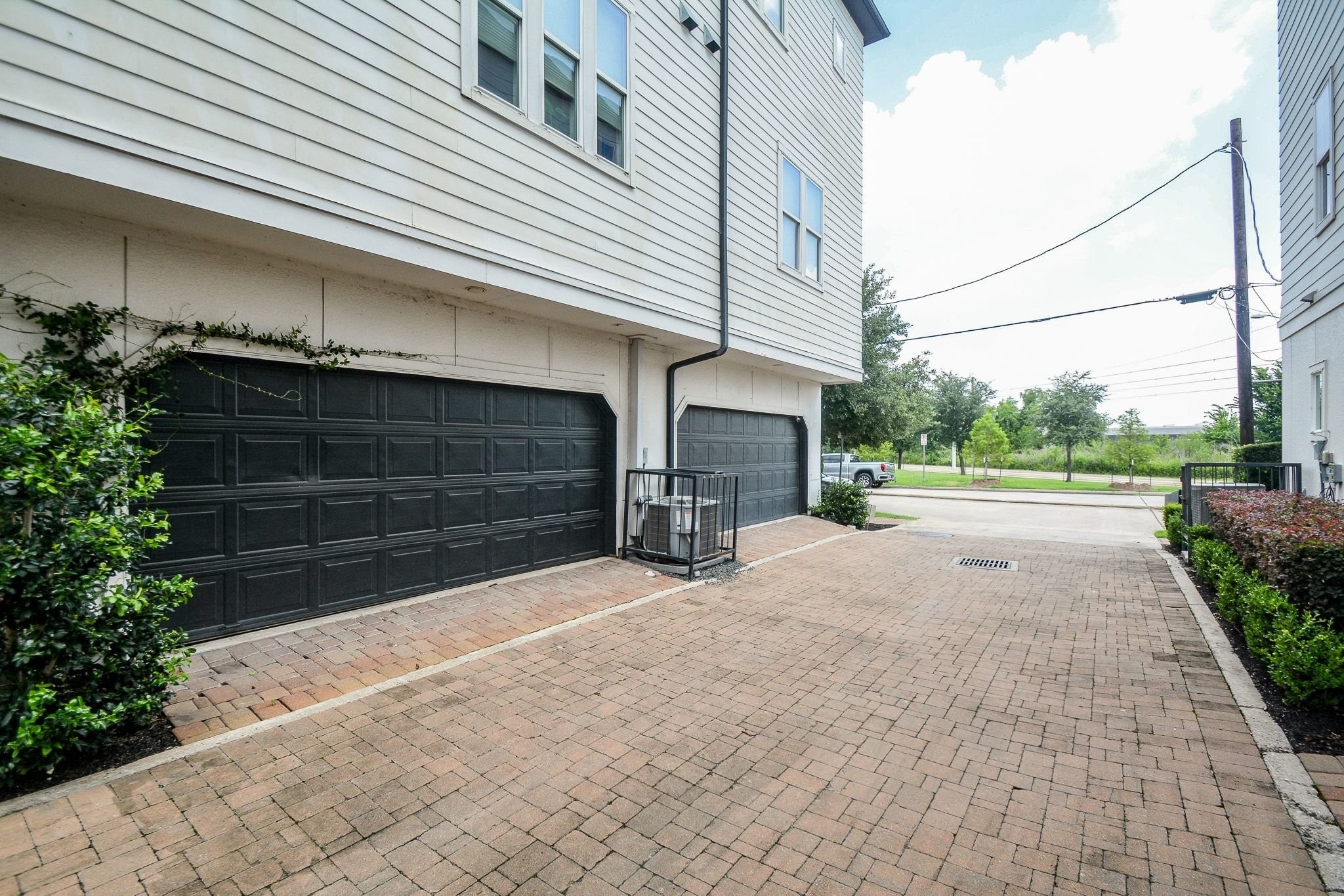 2960 Rusk Street Houston, TX 77003 - Photo 24 of 25 Driveway to garage door.