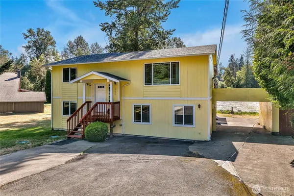 a view of a house with a yard