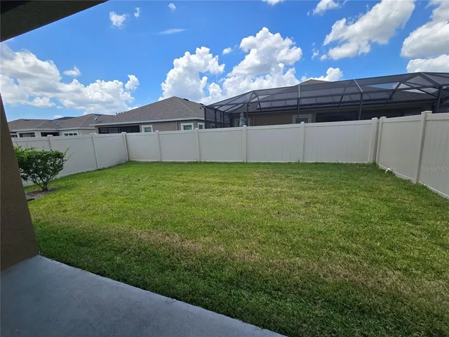 a view of a back yard