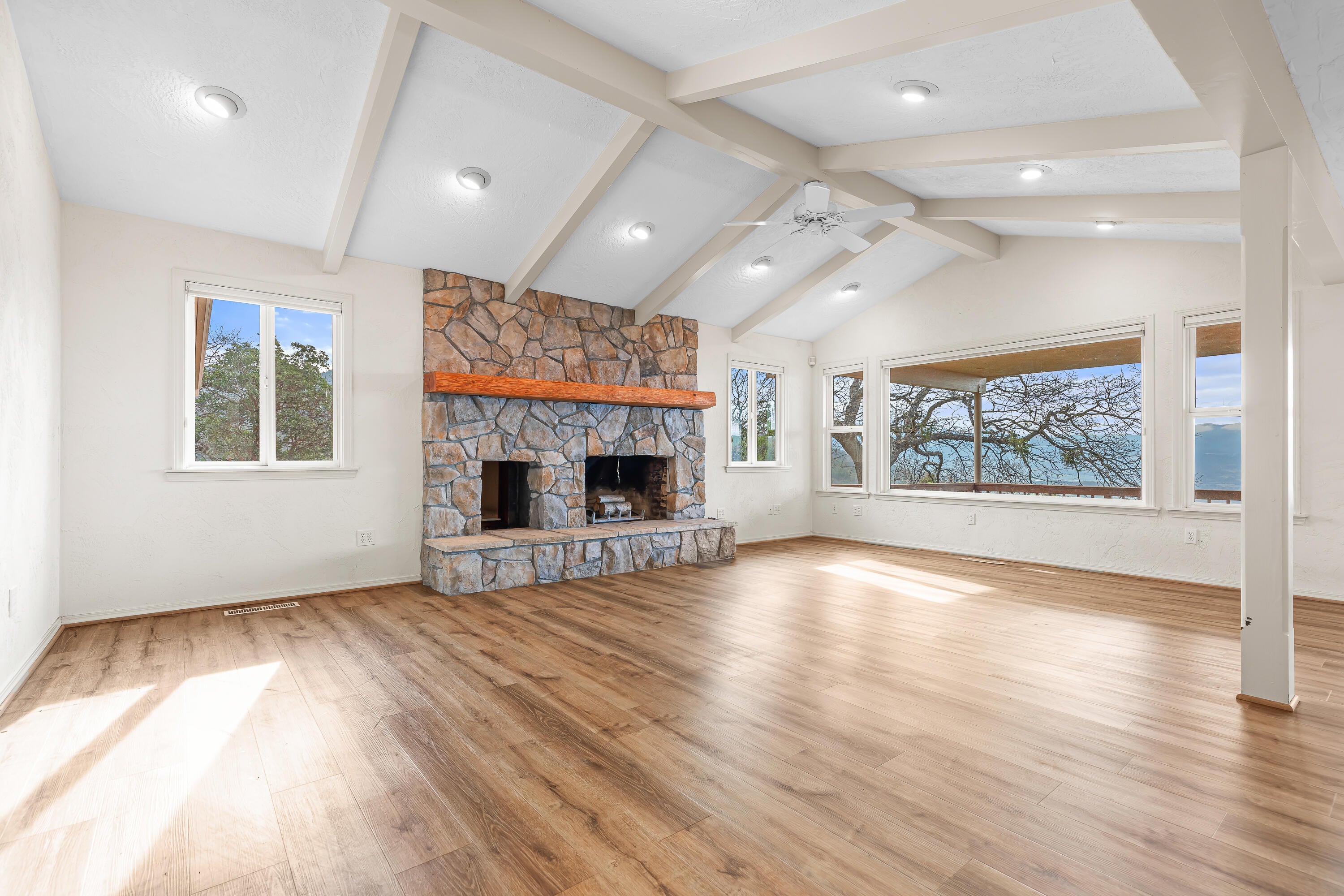 6550 Hillcrest Road Medford, OR 97504 - Photo 7 of 62 Gas assist fireplace
