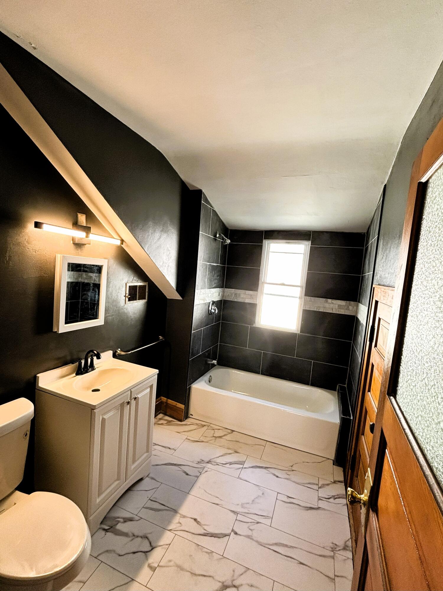 3531 North 20th Street Milwaukee, WI 53206 - Photo 24 of 33 Upper - Bathroom