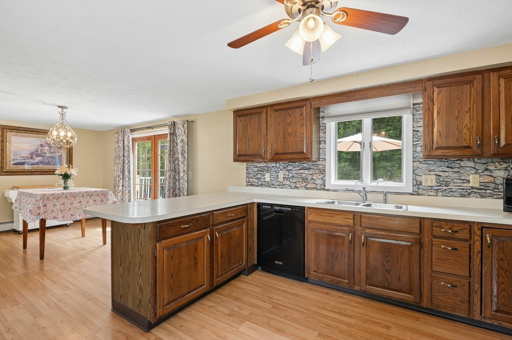158 Copperfield Road Worcester, MA 01602 - Photo 9 of 42