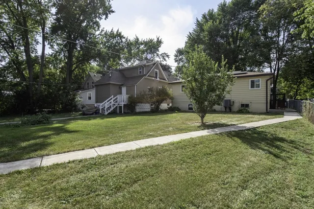 a view of a house with a yard