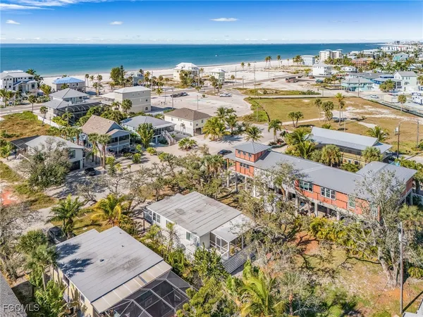 $2,995 | 5731 Lauder Street, Fort Myers Beach, FL 33931