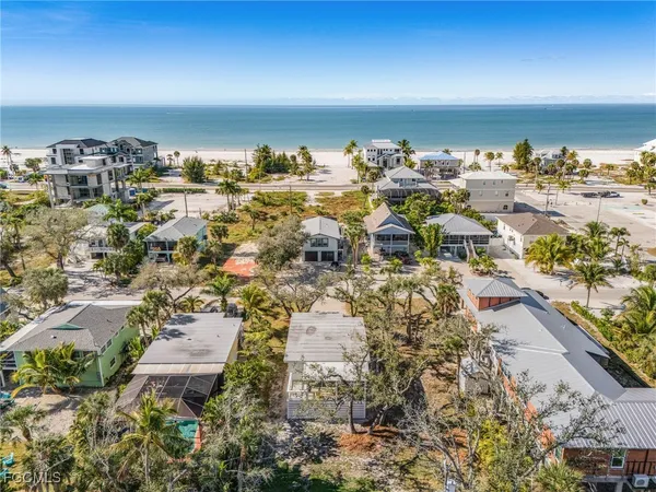 $2,995 | 5731 Lauder Street, Fort Myers Beach, FL 33931