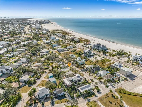 $2,995 | 5731 Lauder Street, Fort Myers Beach, FL 33931