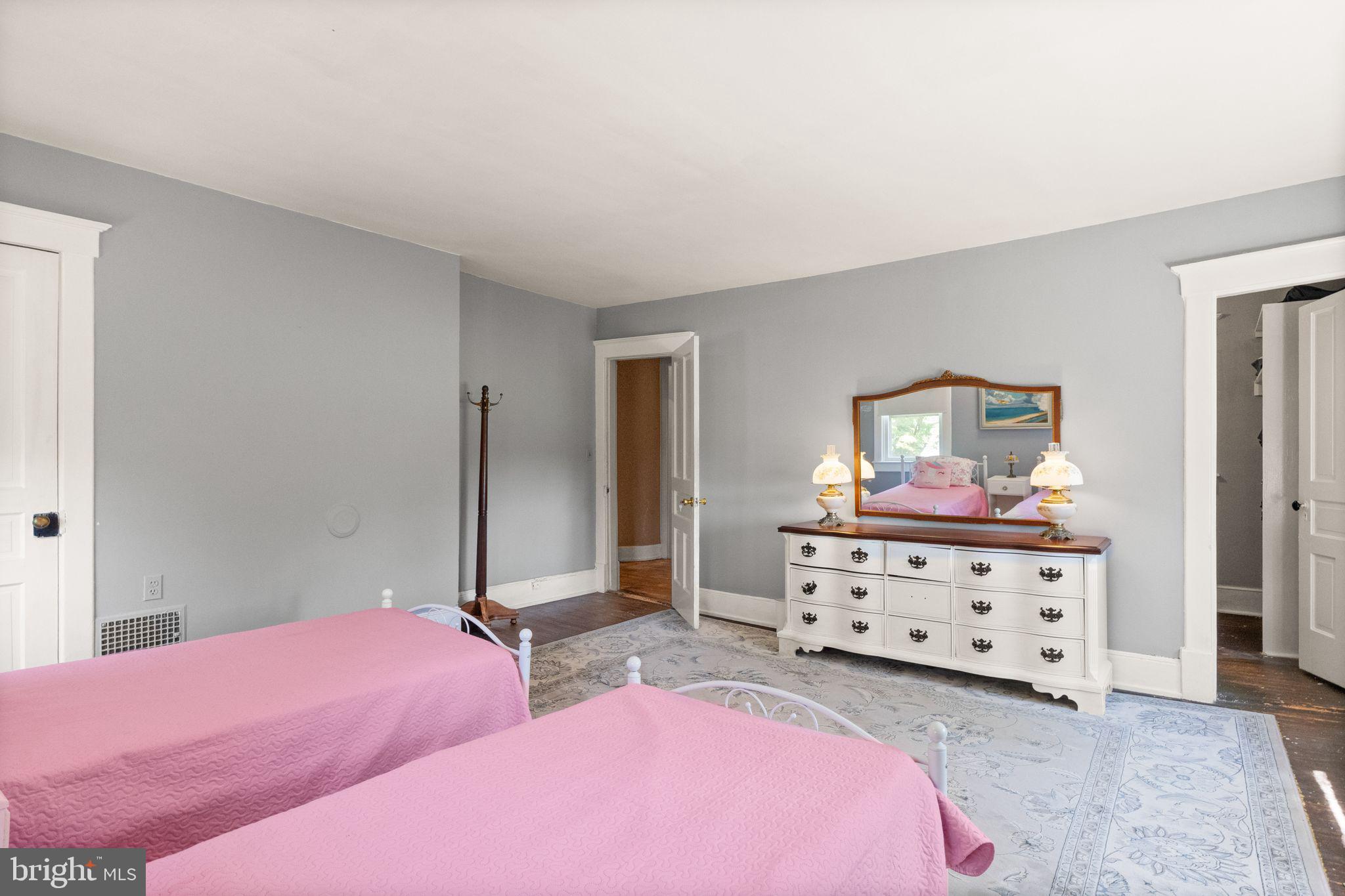 5102 Weston Road Warrenton, VA 20187 - Photo 37 of 65 Primary with space for sitting area