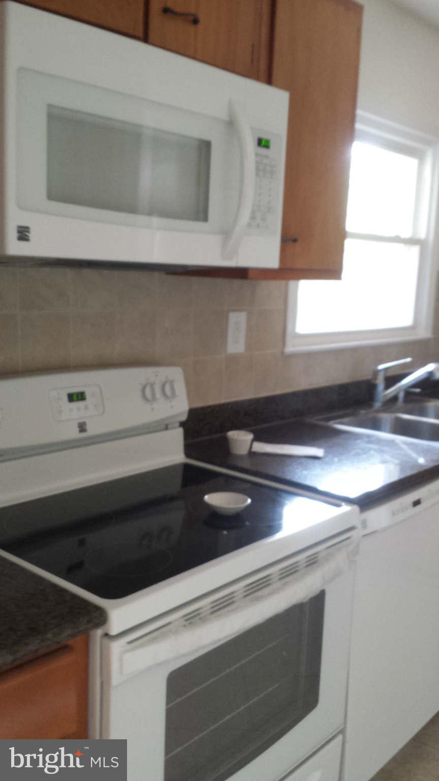 306 East Poplar Road Sterling, VA 20164 - Photo 2 of 8 Kitchen