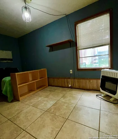 a view of a livingroom with furniture and a ceiling fan