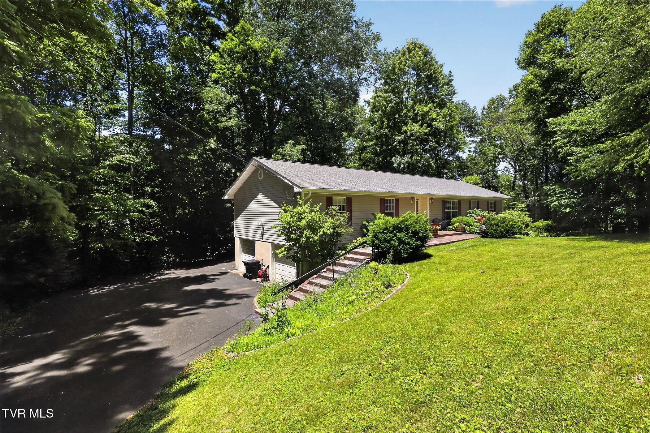 312 Mockingbird Road Bristol, TN 37620 - Photo 2 of 44 02-312-Mockingbird-Rd-Bristol-WindowStil