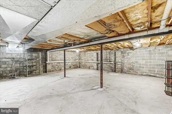 a view of a garage with wooden roof
