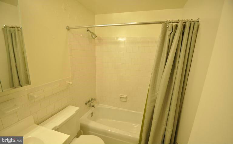 4600 Duke Street, Unit 414 Alexandria, VA 22304 - Photo 4 of 6 Bath
