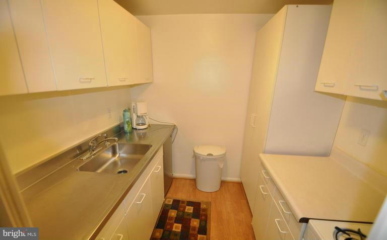 4600 Duke Street, Unit 414 Alexandria, VA 22304 - Photo 5 of 6 Kitchen