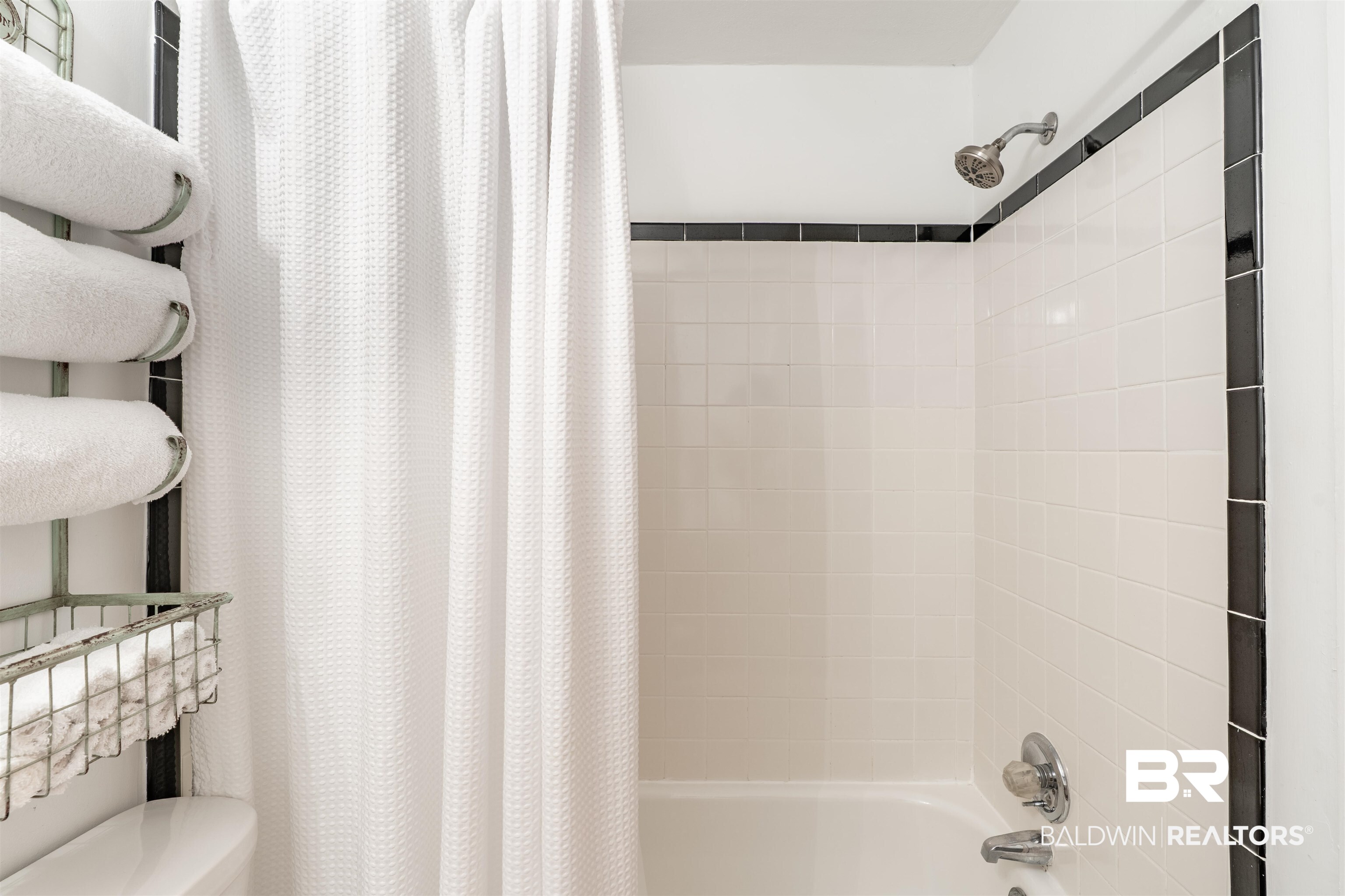 1600 Government Street, Unit 3F Mobile, AL 36604 - Photo 9 of 18 Full bath featuring toilet and shower / bath combination with curtain