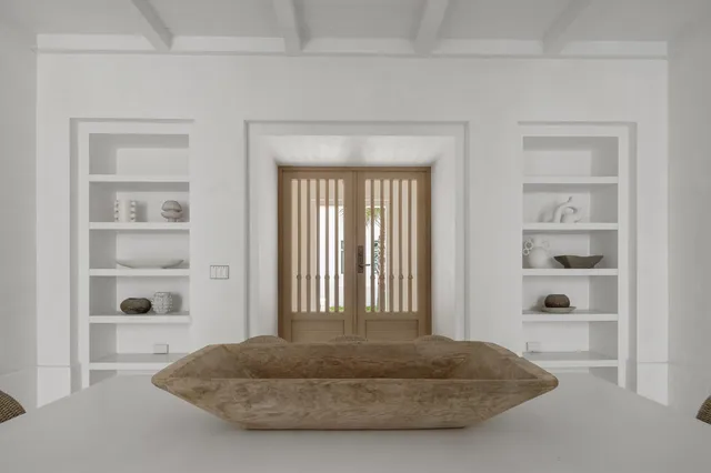 a view of entryway and kitchen