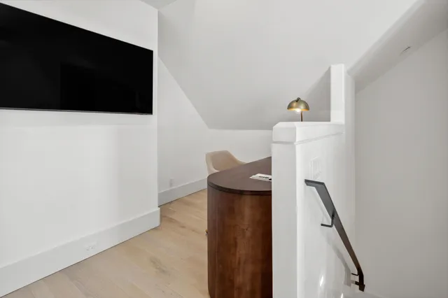 a view of livingroom with furniture