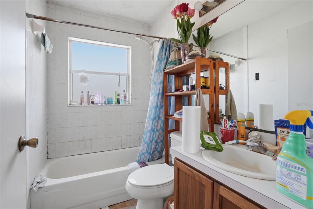 1650 East Welch Road Apopka, FL 32712 - Photo 22 of 29 a bathroom with a toilet a sink and bathtub