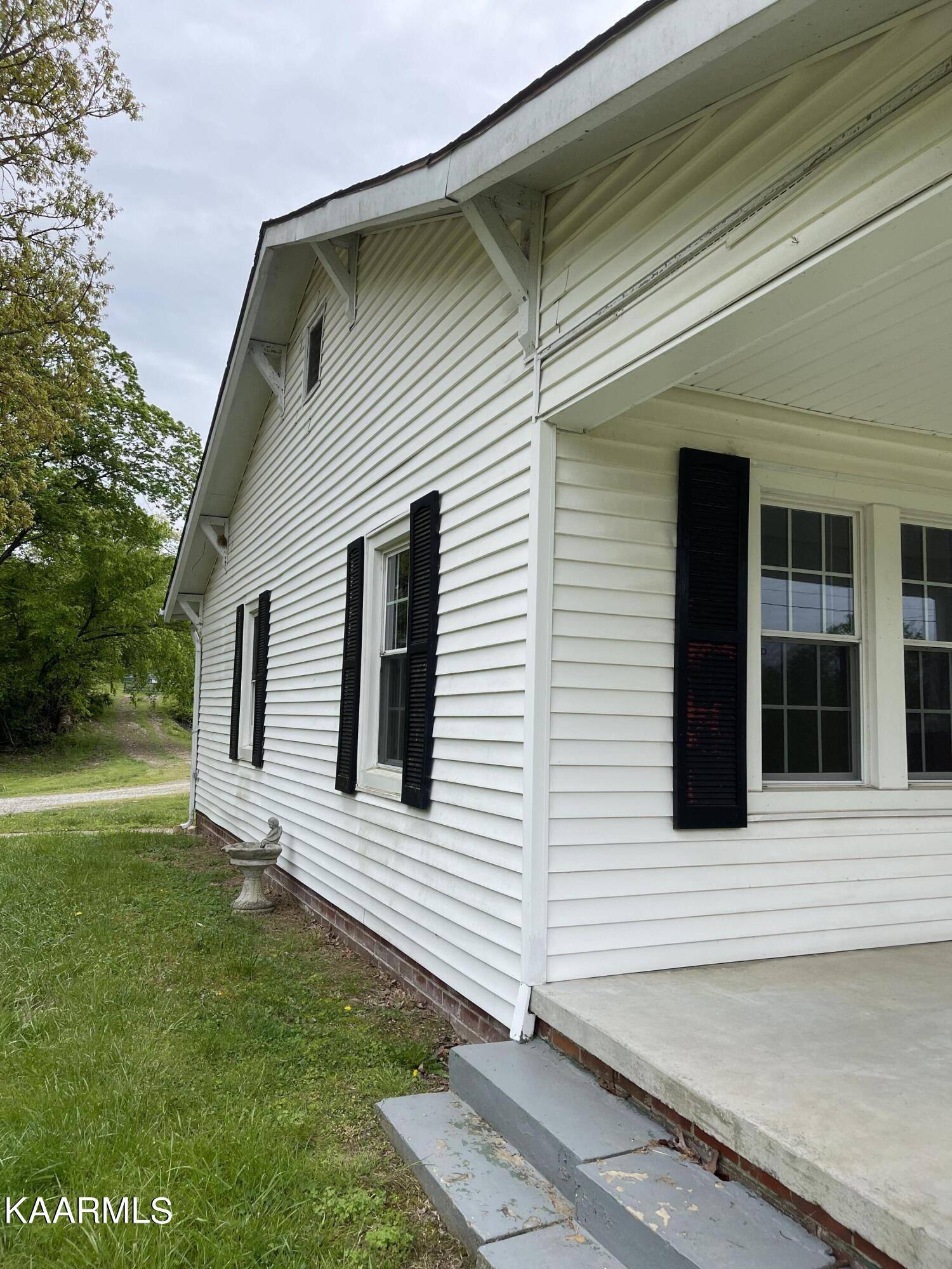 714 Sinking Springs Road Clinton, TN 37716 - Photo 8 of 33 34475E21-D5C2-4CC2-B708-870C311B57A4