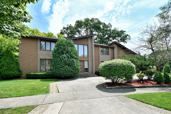 $939,900 | 2005 Mallard Drive, Northbrook, IL 60062