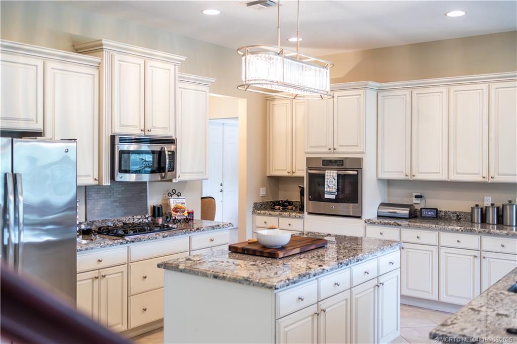 7392 Southeast Ravissant Drive Stuart, FL 34997 - Photo 11 of 47 Gallery Image 11